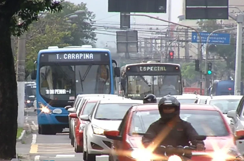 Passageiro reage a assalto em ônibus e suspeitos são presos na Reta da Penha