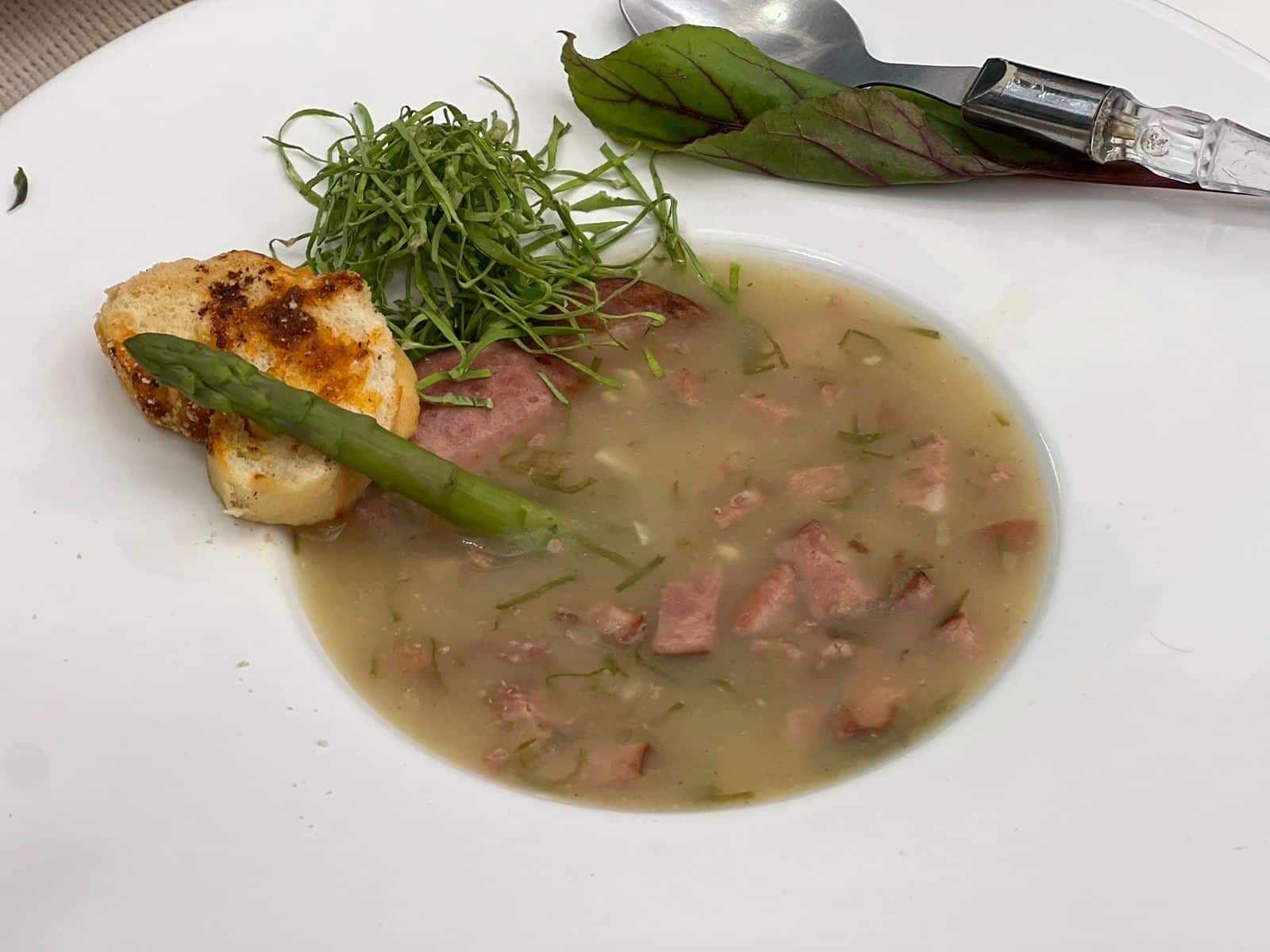 Tá barato! Veja como fazer receita de caldo verde com mandioca, couve e paio