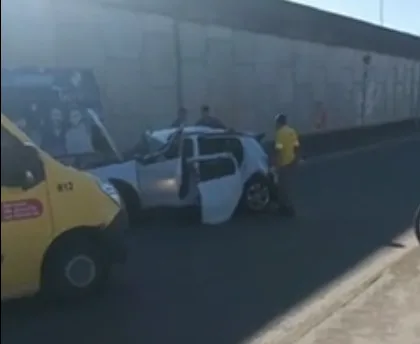 VÍDEO | Carro cai de viaduto e semáforo amortece queda em Vila Velha