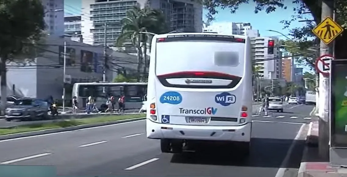 Homem tenta roubar universitária em ônibus e diz que estava cobrando dívida de drogas