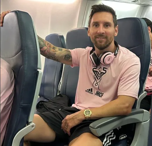 Messi publica foto na classe econômica em viagem de avião