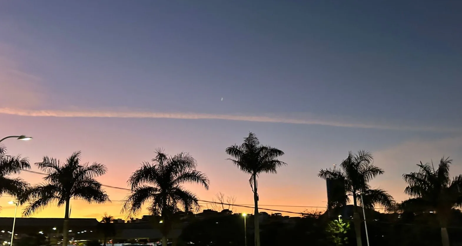 Rastros de nuvens chamam a atenção no céu da Grande Vitória; entenda o que é