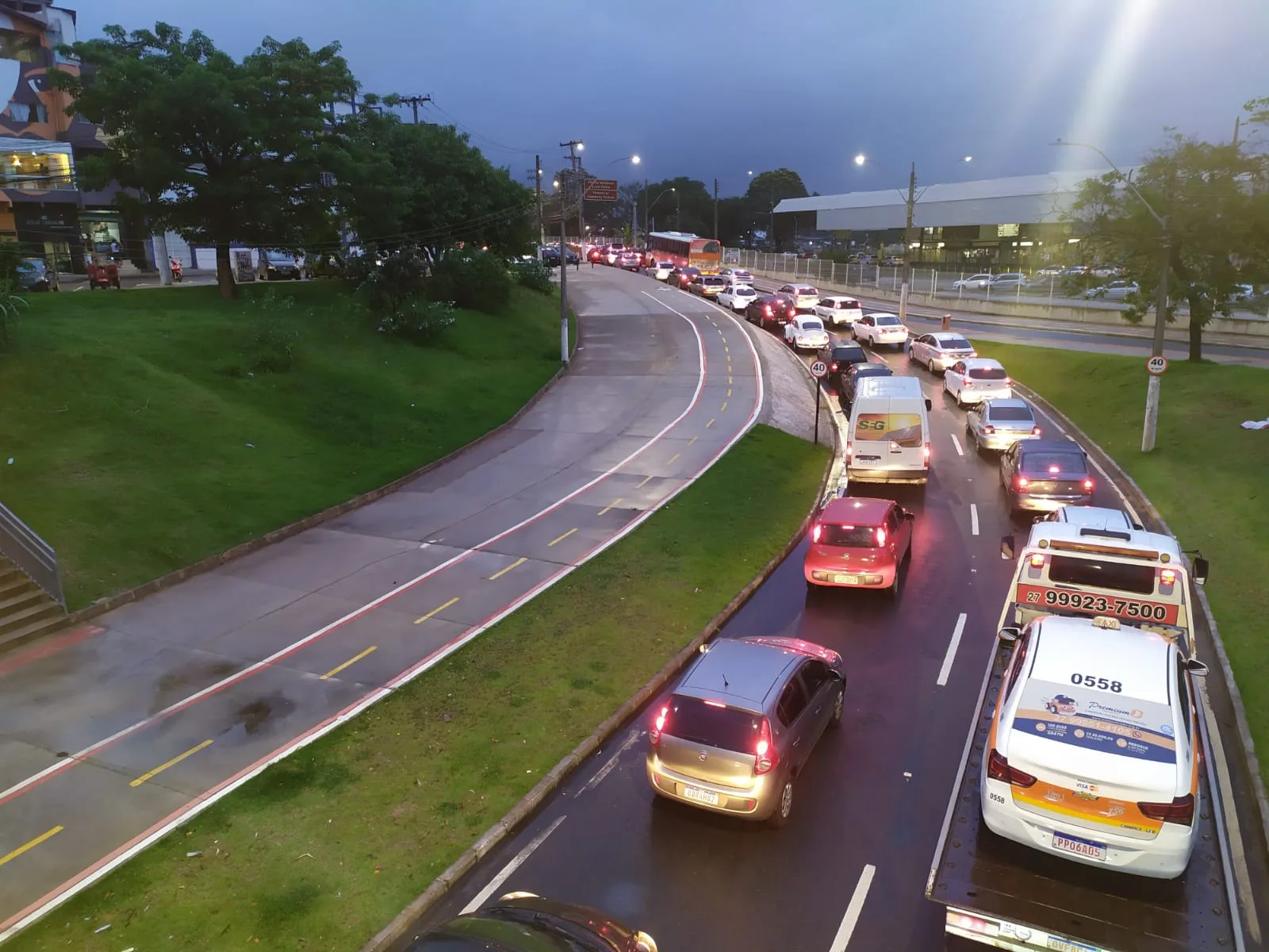 Caçamba carregada de minério se solta de caminhão e trânsito congestiona na Cinco Pontes