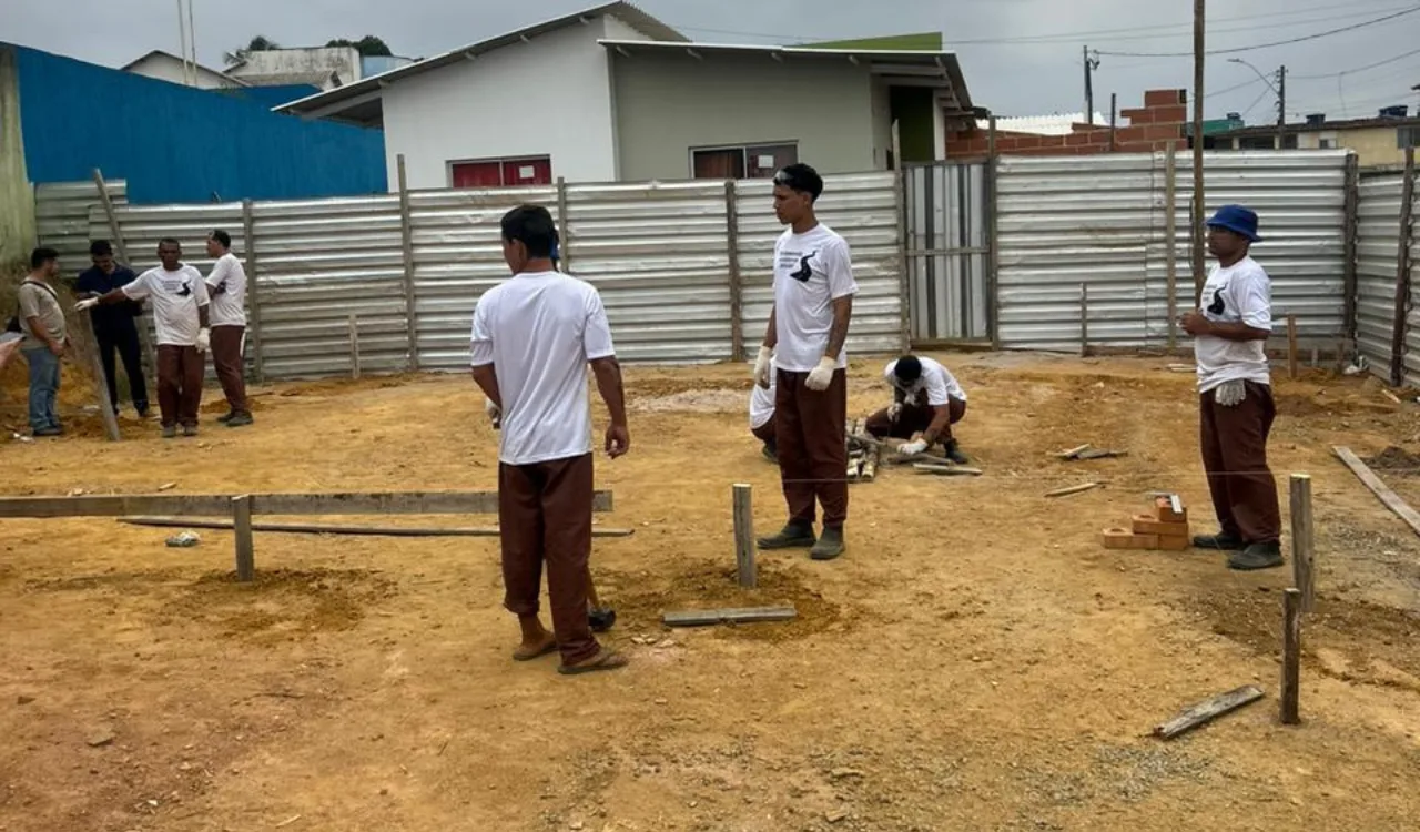 Detentos ajudam a construir casa popular com tijolos ecológicos em Viana