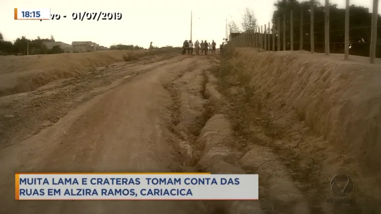 Moradores reclamam de rua esburacada e cheia de lama