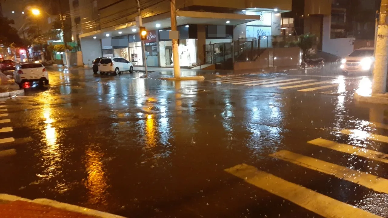 Chove na Grande Vitória e previsão é de temporal com raios para esta terça-feira