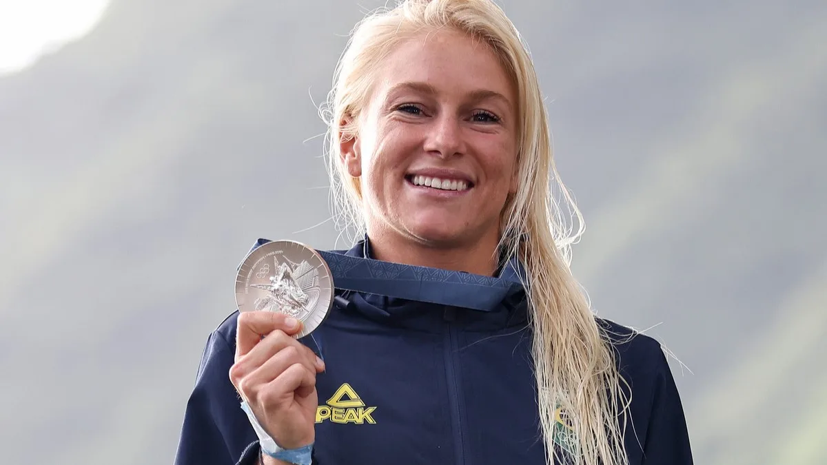 2024.08.05 – Jogos Olímpicos Paris 2024 – Tahiti – Surf Feminino -A surfista brasileira Tatiana Weston-Webb recebe a medalha de prata. Foto: William Lucas/COB.