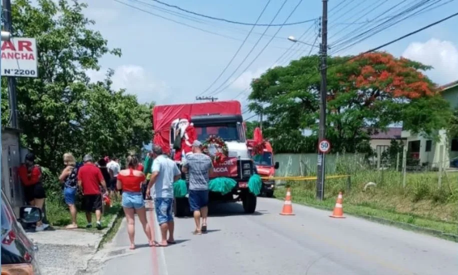 Papai Noel morre após cair de caminhão durante ação de Natal