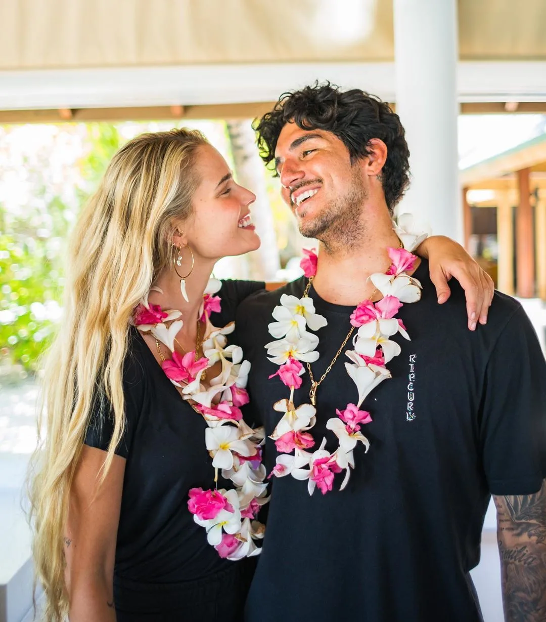 Yasmin Brunet e Gabriel Medina estão hospedados em um resort nas Ilhas Maldivas com diárias de mais de 12 mil reais