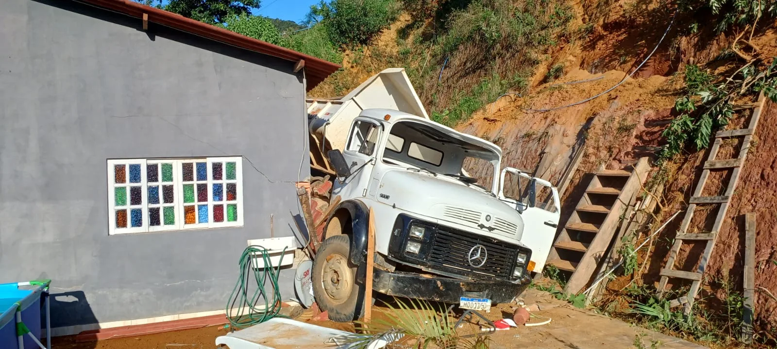 Caminhão cai em ribanceira e atinge casa em Alfredo Chaves