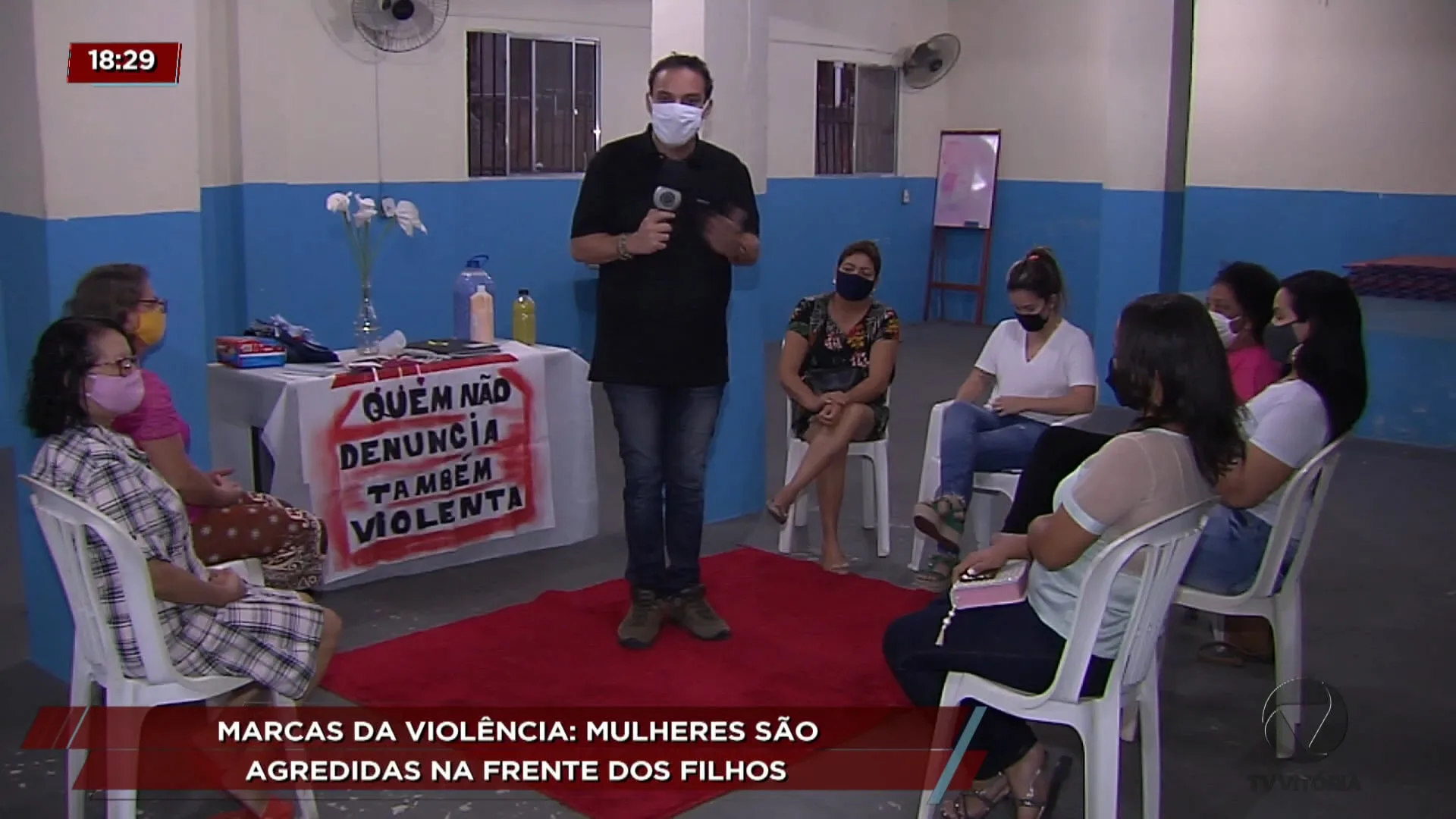 Marcas da violência: mulheres são agredidas na frente dos filhos