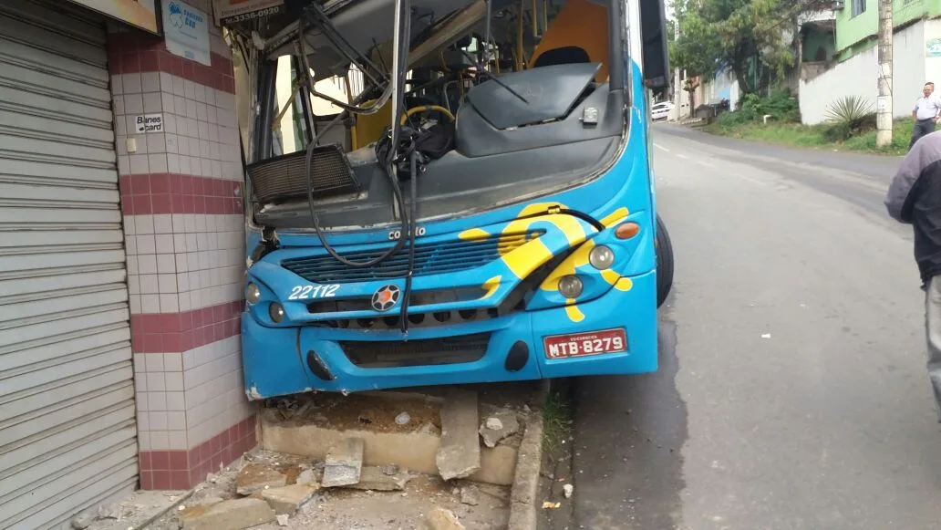 Motorista perde controle da direção e ônibus atinge muro de residência em Cariacica