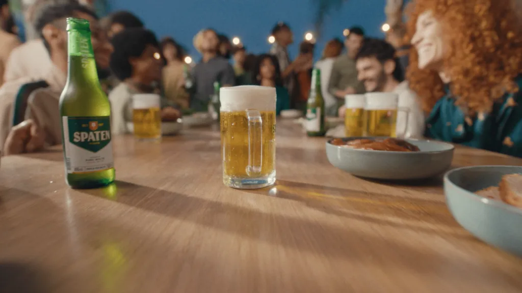 Spaten brinda conexões e história em torno de uma grande mesa cervejeira e incentiva as pessoas a experimentarem o estilo Munich Helles