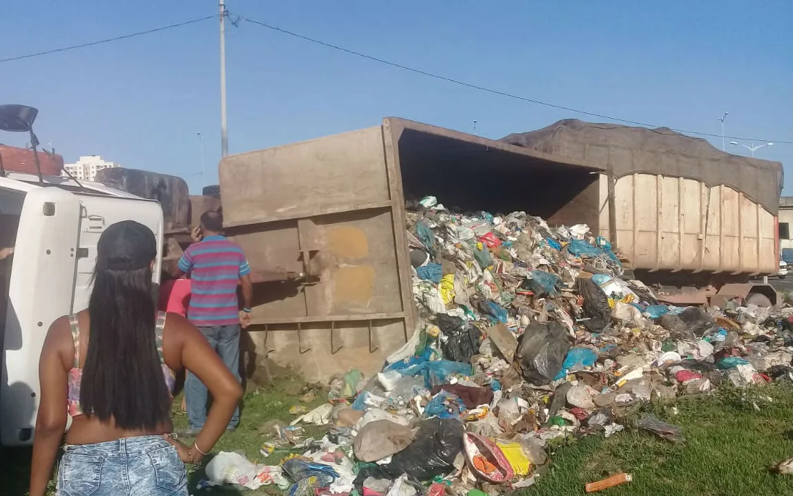 Caminhão de lixo tomba em subida de viaduto em Vila Velha e motorista fica ferido