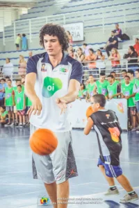 Anderson Varejão visita as crianças do seu projeto social voltado para o Basquete e Cidadania em Vitória/ES.