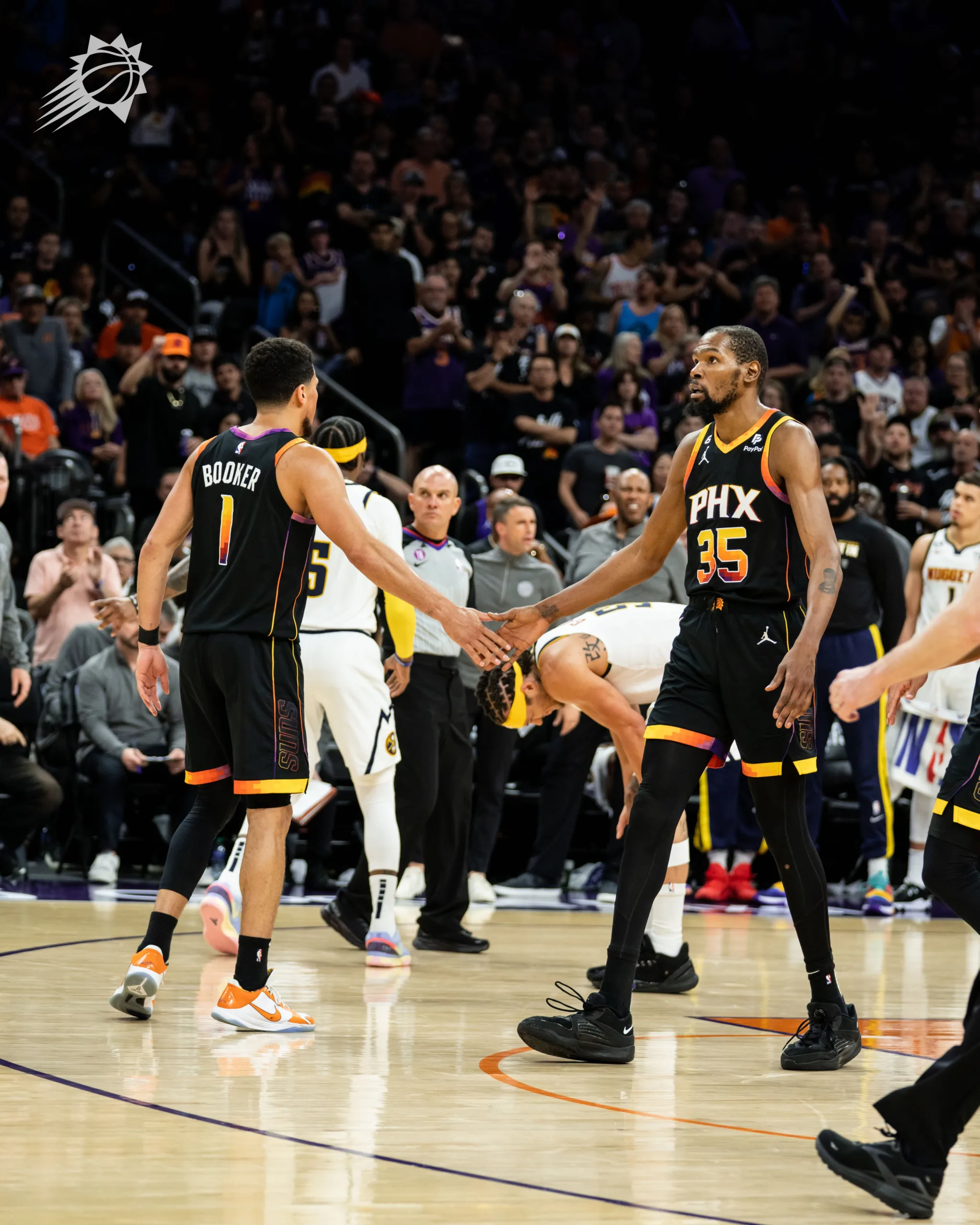 Suns e 76ers vencem em casa e empatam séries nos playoffs da NBA