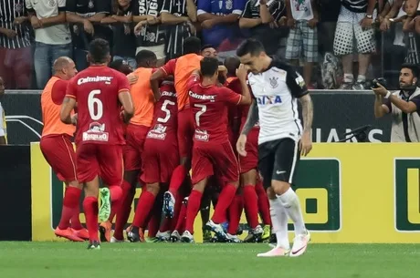 O jogador Bruno Paulo do Audax comemora gol durante a partida entre Corinthians x Audax Osasco, válida pelo Campeonato Paulista 2016, no estádio Arena Corinthians em São Paulo, SP, neste sábado (23).