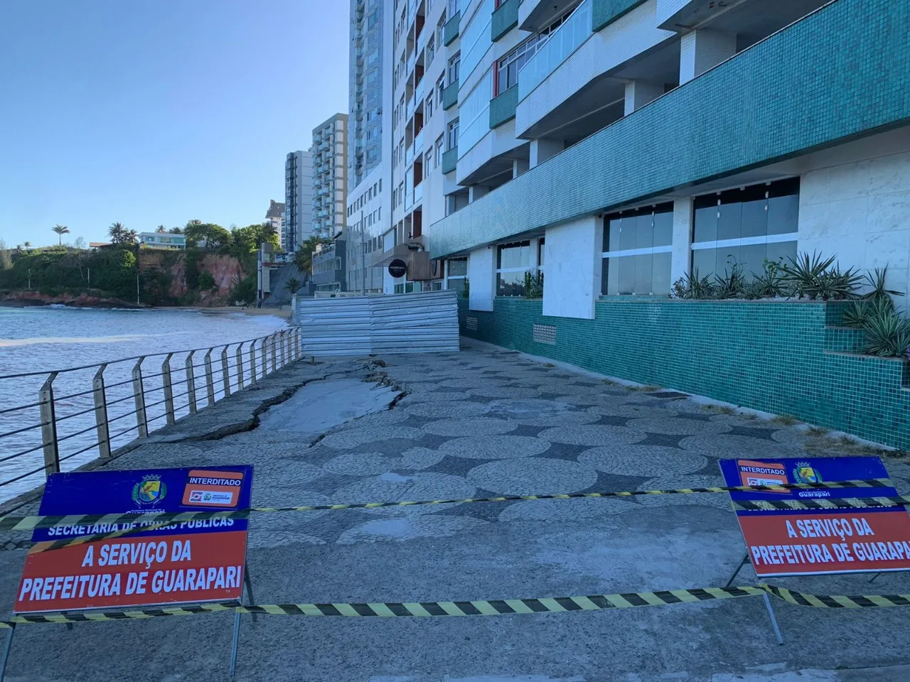 VÍDEO | Guarapari: novo trecho da calçada da Praia da Areia Preta começa a desabar