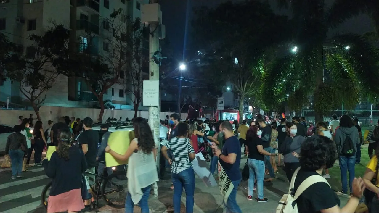 VÍDEO | Alunos fazem ato em apoio à professora ameaçada por vereador de Vitória