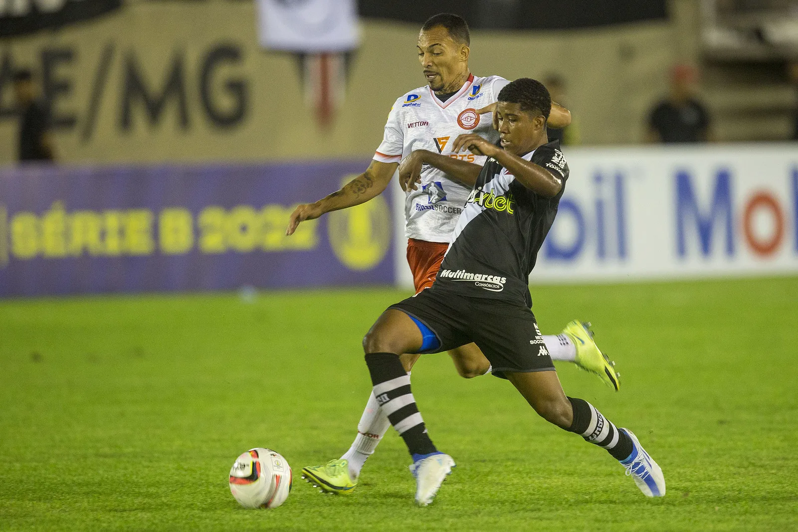 Vasco conta com gol contra para empatar visita diante do Tombense pela Série B