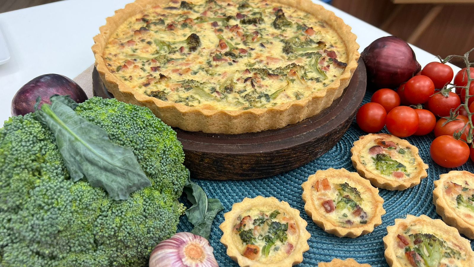 Tá barato! Aprenda a fazer quiche de brócolis e bacon