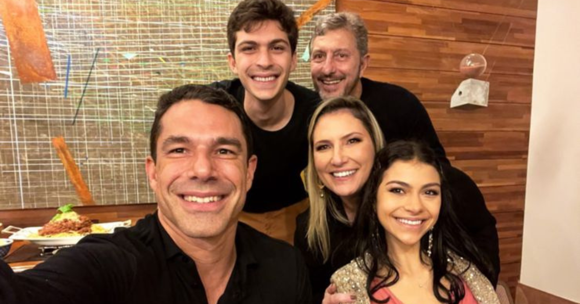 Marcus Buaiz posa com o pai, Americo Buaiz Filho, e todos os irmãos no ES