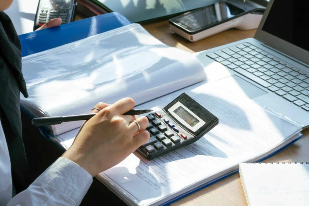 DESCONTO NO SALÁRIO DO EMPREGADO POR DANOS CAUSADOS