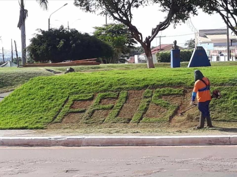 Funcionário vira alvo de piadas após escrever 'felis' em canteiro e prefeitura 'lacra' na resposta