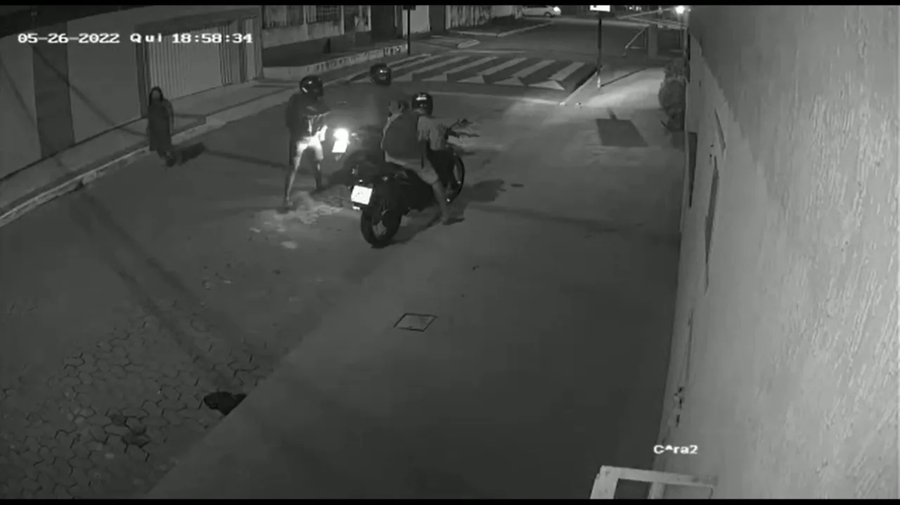 VÍDEO | Pintor é rendido e tem moto roubada em Vila Velha