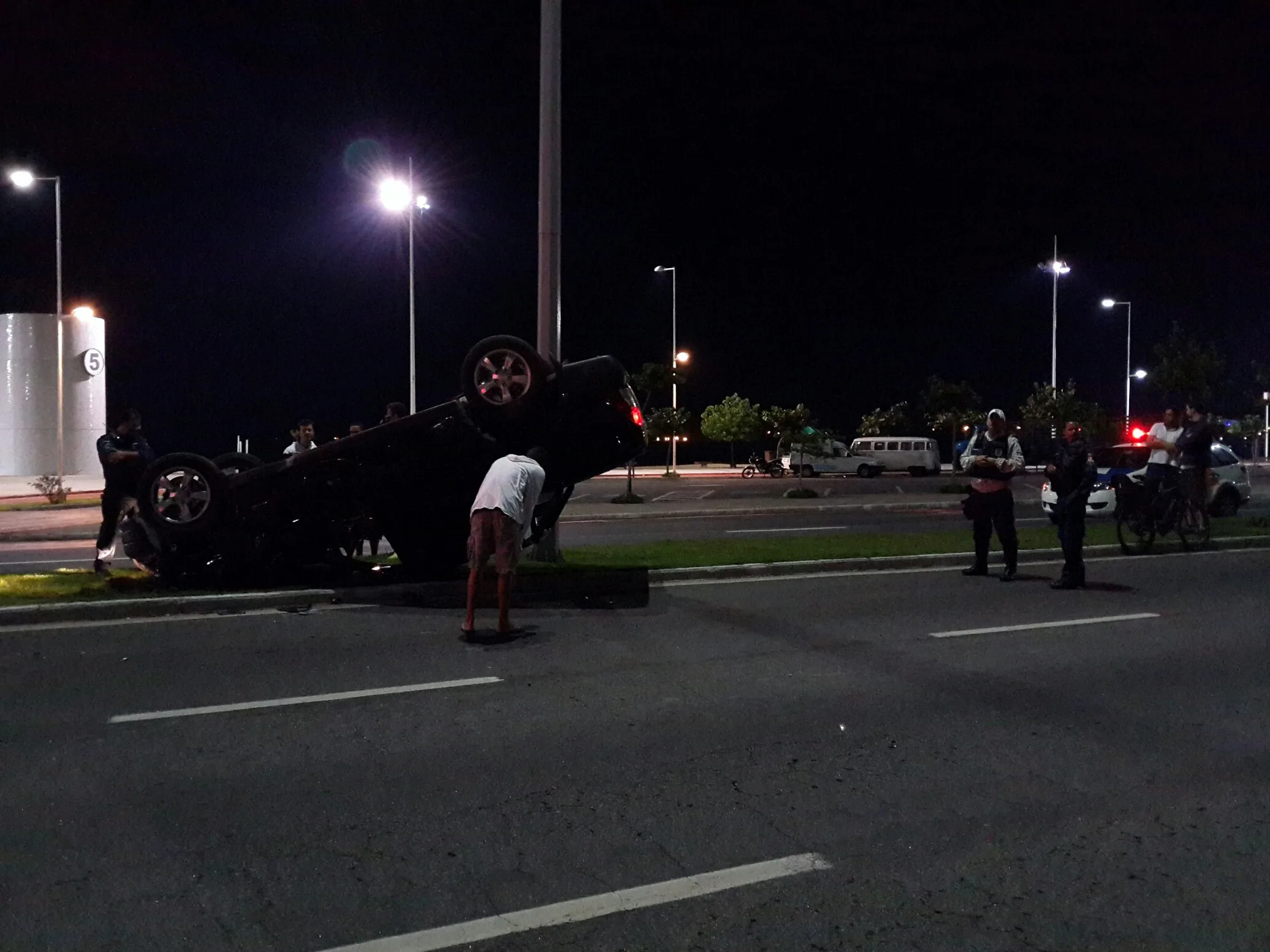 Motorista perde controle de carro e capota na praia de Camburi, em Vitória