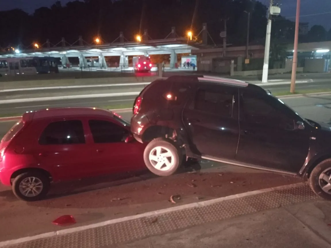 Acidente em Cariacica: motorista perde o controle da direção e carro vai parar embaixo de outro