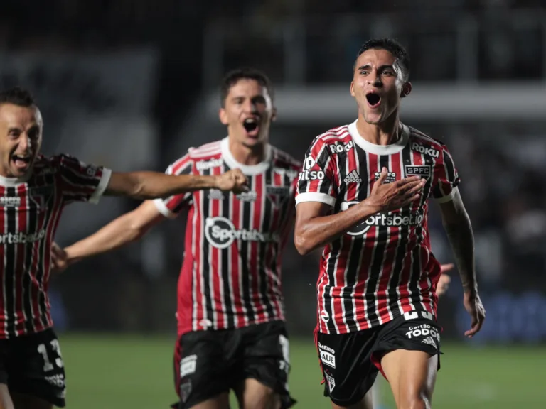 São Paulo atropela o Santos na Vila Belmiro, afunda o rival e dá paz a Ceni