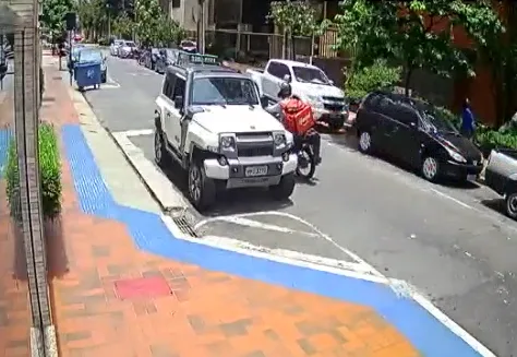 VÍDEO | Homem é assaltado na frente do prédio onde mora na Praia do Canto