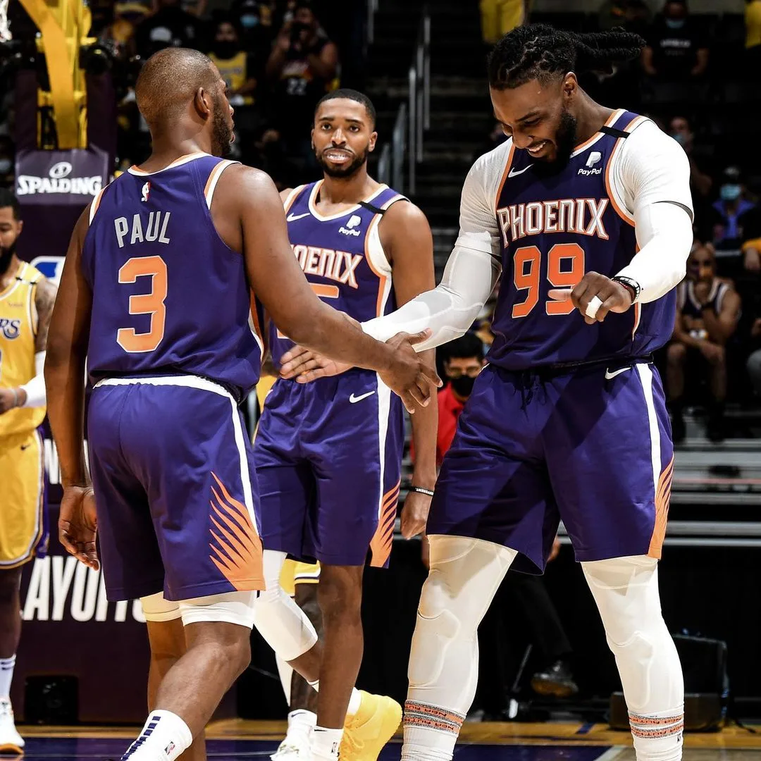 Suns, Mavericks e 76ers vencem fora de casa e avançam nos playoffs da NBA