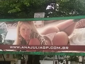 Outdoor com anúncio de garota de programa causa polêmica em Vila Velha