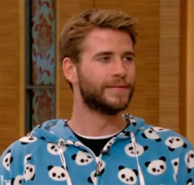 Muito amor! Liam Hemsworth vai a programa usando pijama de panda