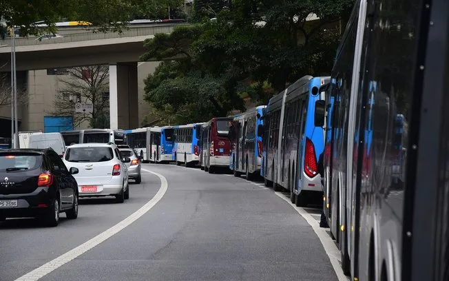 Motoristas de ônibus cruzam os braços pelo segundo dia em SP