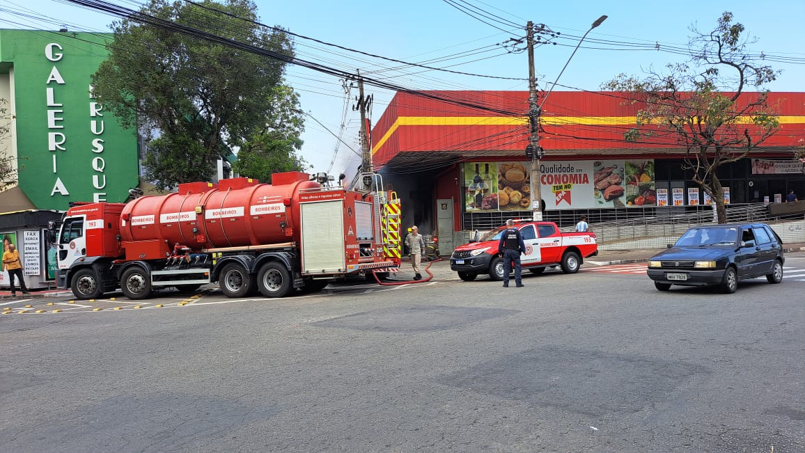 VÍDEO | Princípio de incêndio assusta funcionários de supermercado em Jardim da Penha