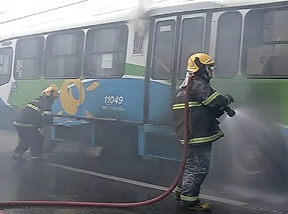 Ônibus com mais de 100 passageiros pega fogo na Serra