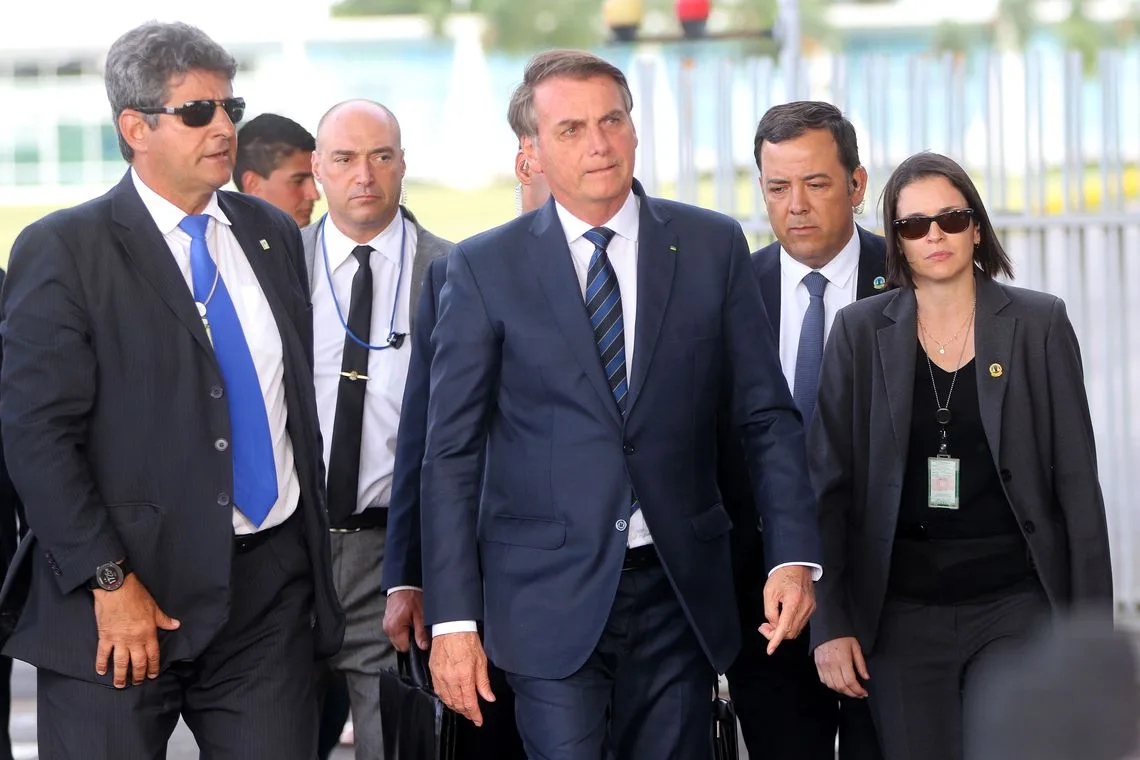 O Presidente Jair Bolsonaro cumprimenta populares no Palácio da Alvorada