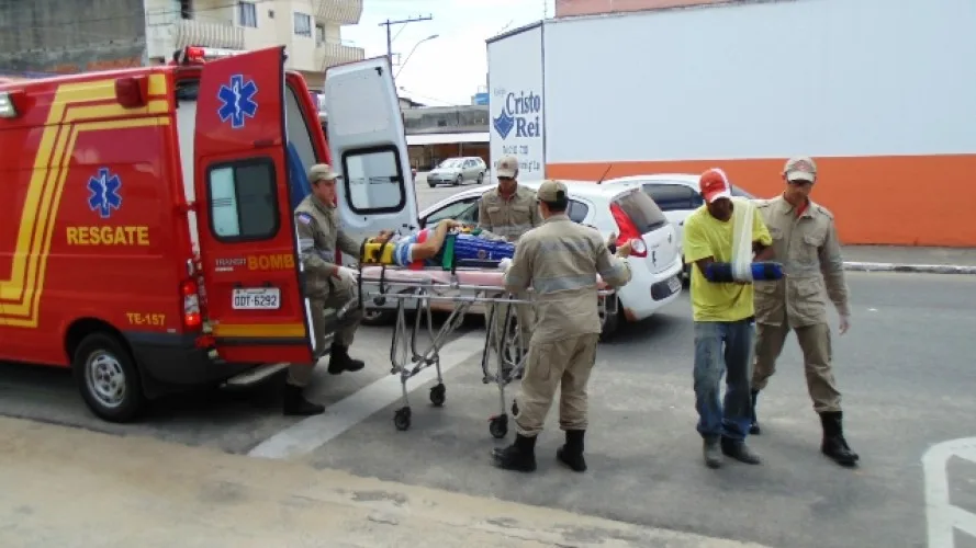 Operários caem de seis metros de altura em Linhares