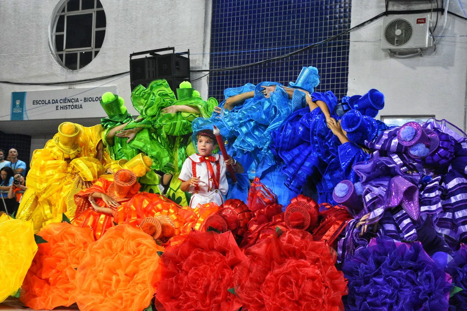 MUG colore Sambão do Povo com efeitos em carros e arranca gritos de "campeã"; veja fotos