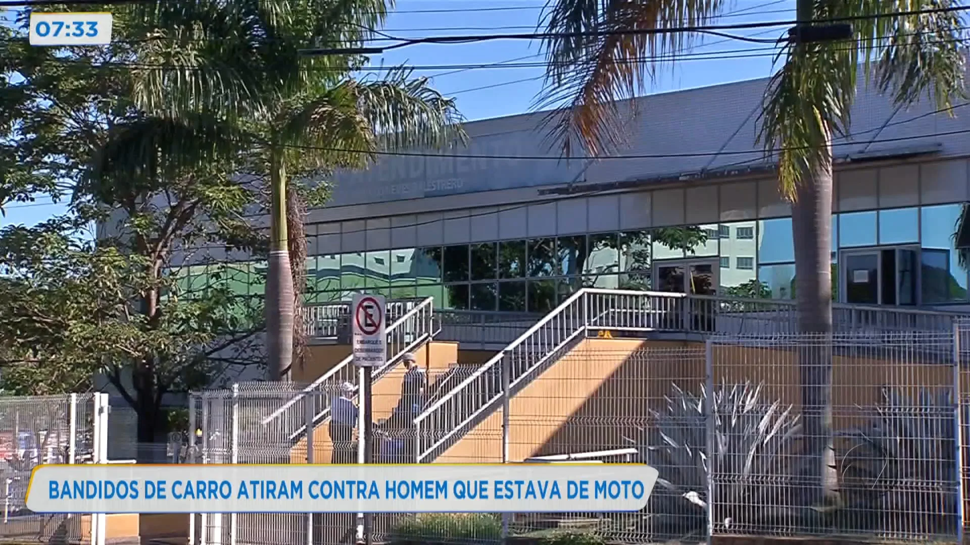 Bandidos de carro atiram contra homem que estava de moto