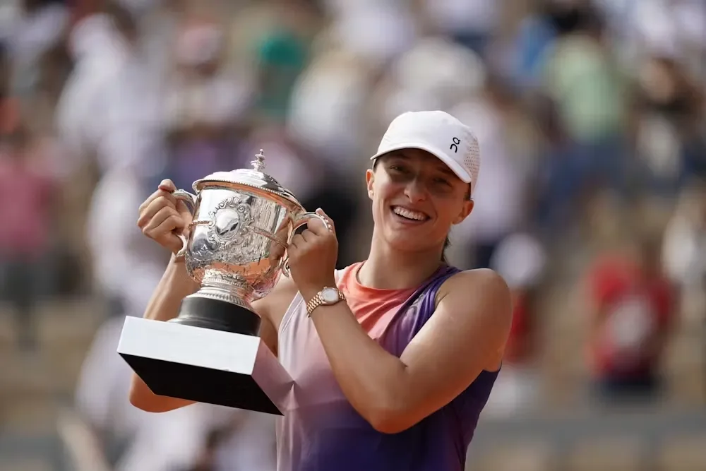 Iga Swiatek festeja título de Roland Garros: "Amo esse lugar"