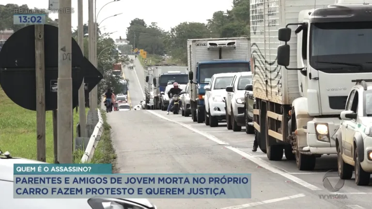 Parentes e amigos de jovem morta no próprio carro fazem protesto