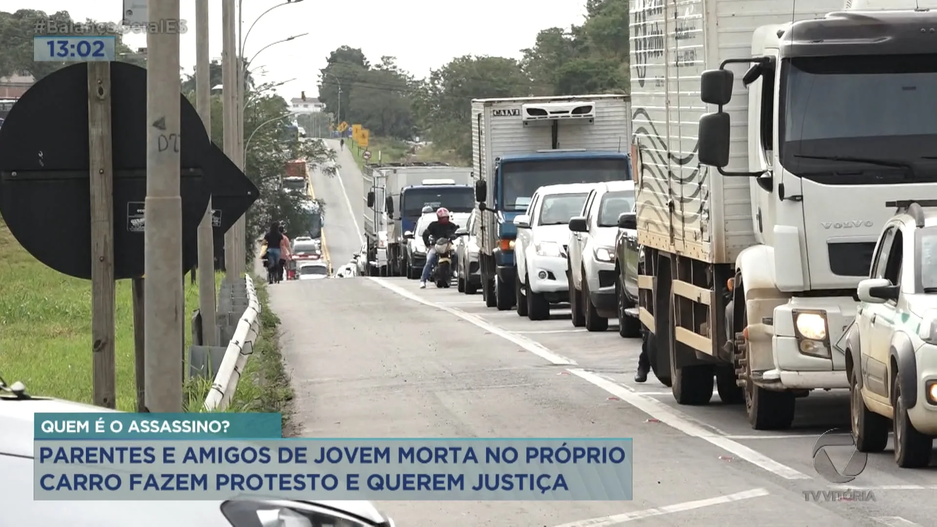 Parentes e amigos de jovem morta no próprio carro fazem protesto