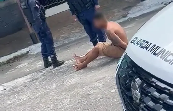 Homem arranca portão de casa ao sofrer acidente durante perseguição em Vila Velha