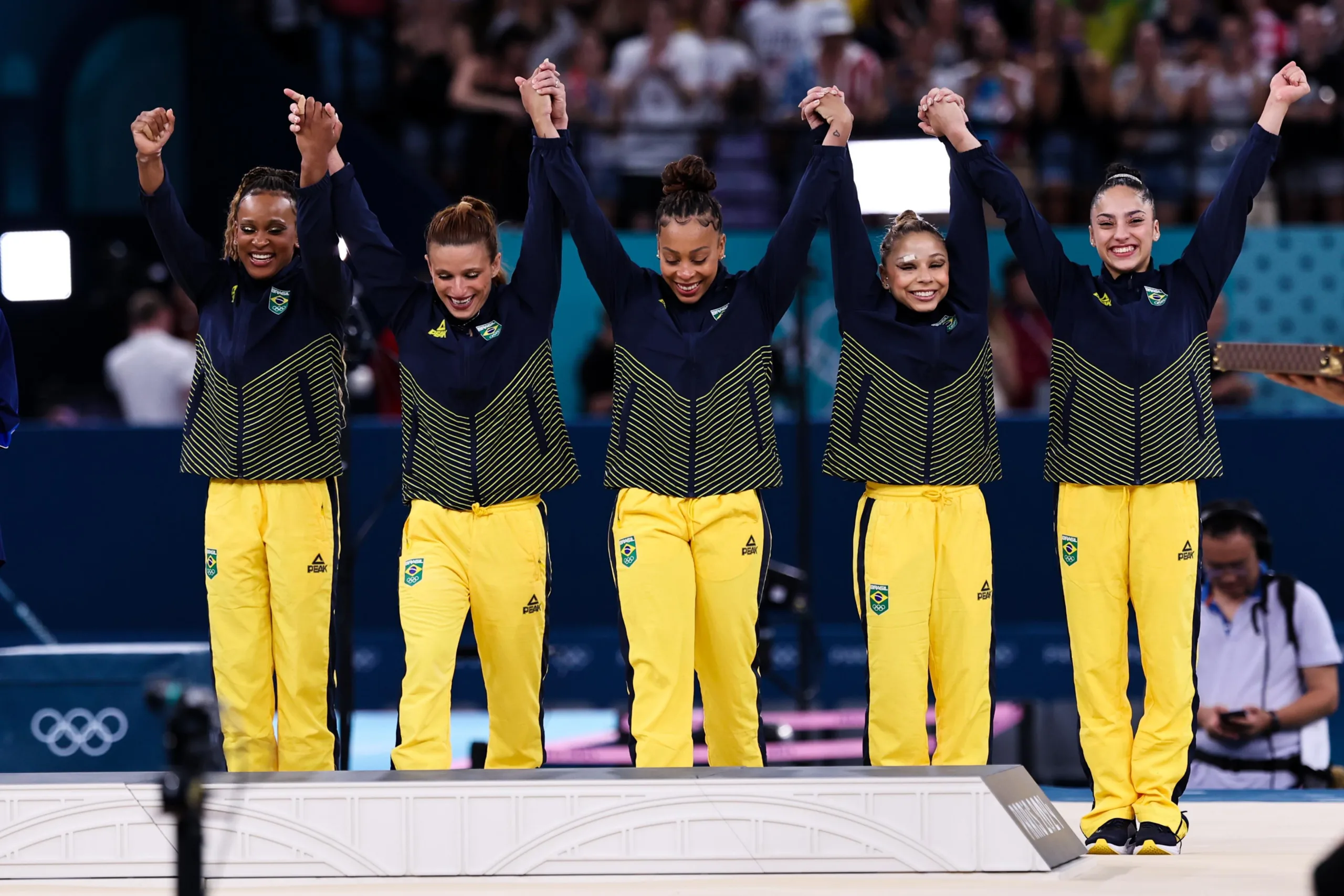 2024.07.30- Jogos Olímpicos Paris 2024 – Ginástica Artística Feminina por equipes – As medalhistas de bronze Rebeca Andrade, Jade Barbosa, Lorrane Olivera, Flavia Saraiva e Julia Soares no podio.