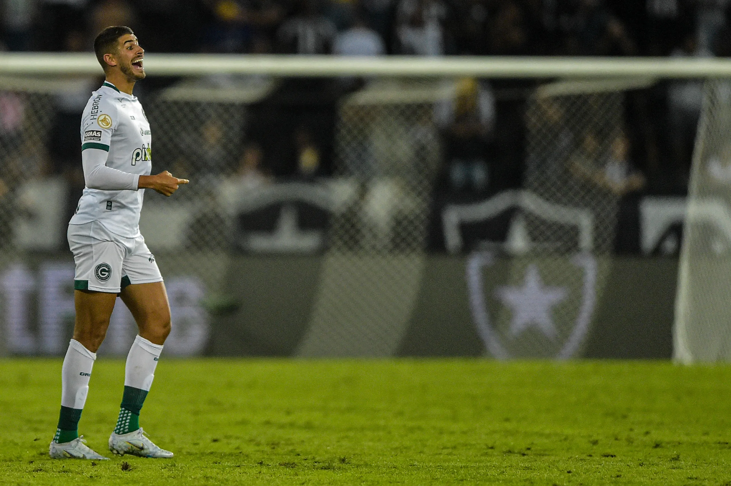 Pedro Raul faz 2 e Goiás vence o Botafogo no Rio pelo Brasileirão