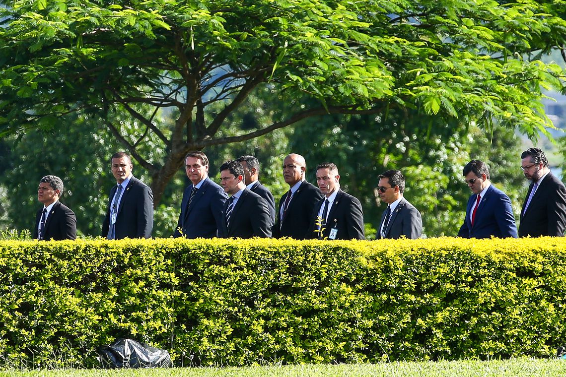 O presidente Jair Bolsonaro e ministros de estado participam de hasteamento da bandeira em frente ao Palácio da Alvorada.